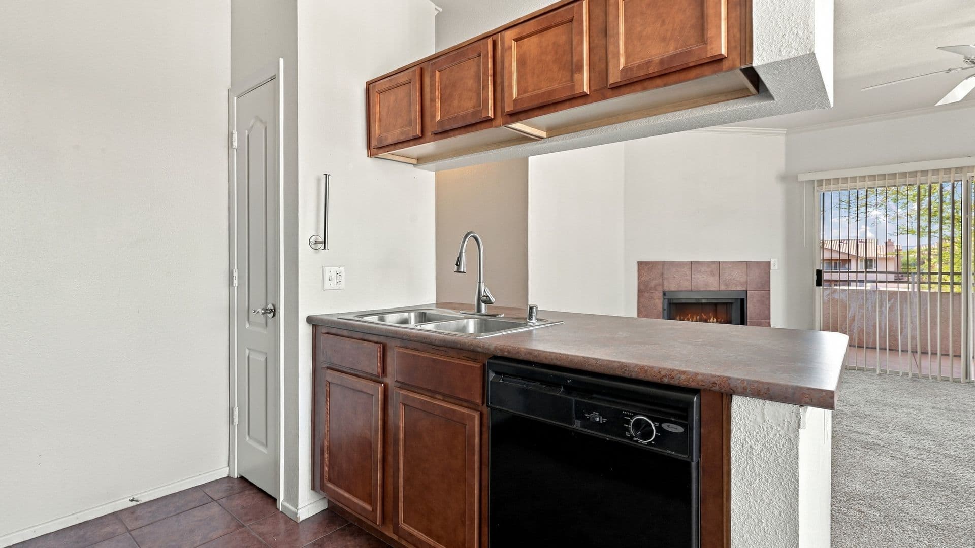 Phoenix Condo: 16013 S Desert Foothills Pkwy 2049