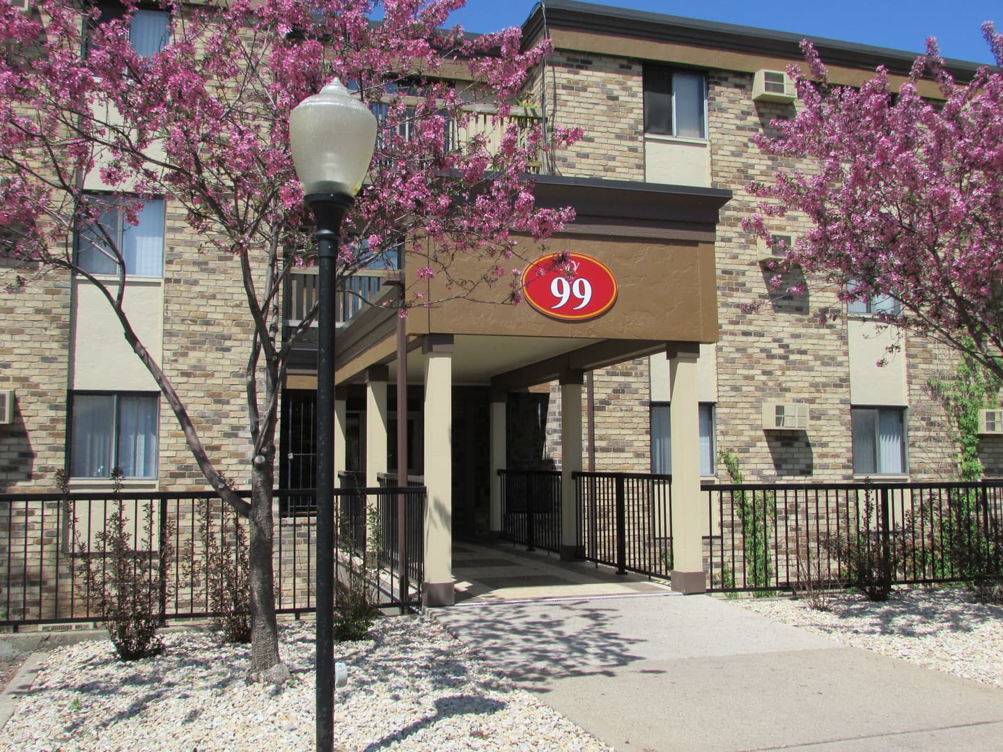 St. Paul Apartment: 99 W. California Ave. #103