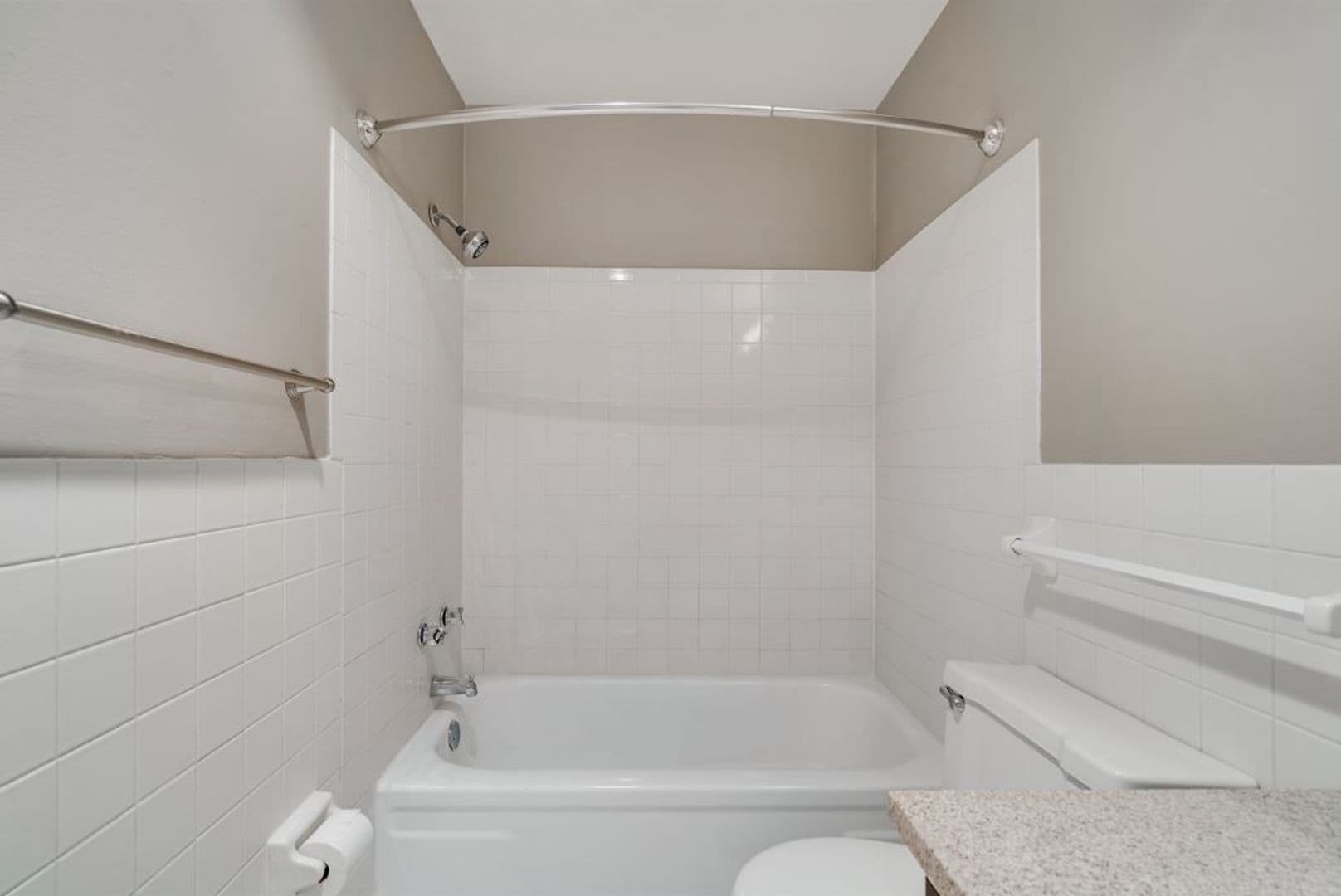 St. Paul Apartment: 99 W. California Ave. #103