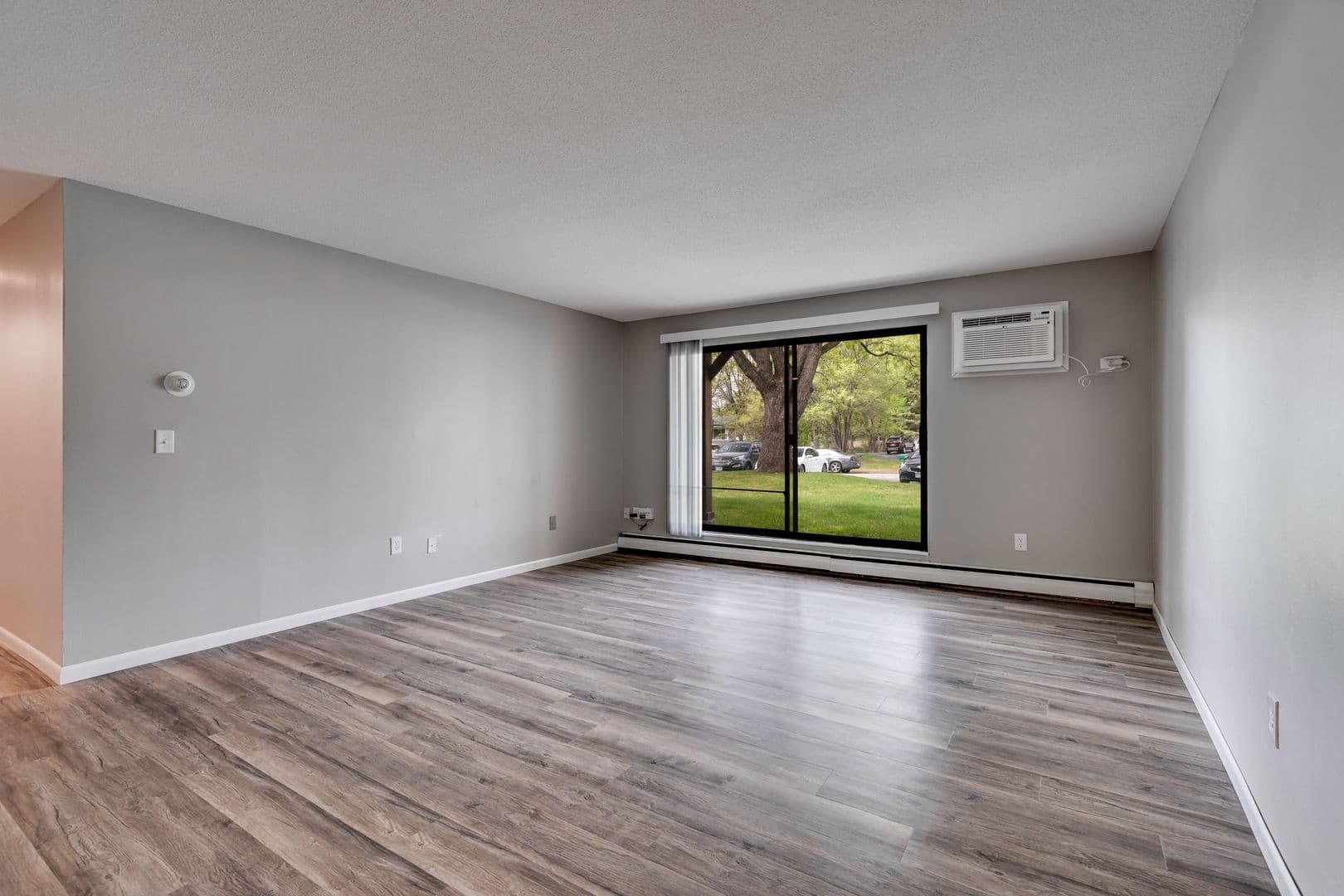 Coon Rapids Apartment: 9985 Butternut Street NW