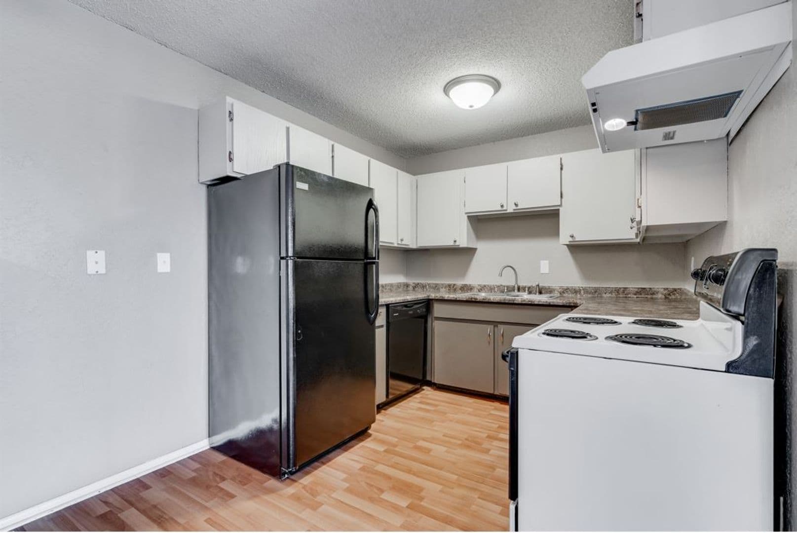 St. Paul Apartment: 99 W. California Ave. #103