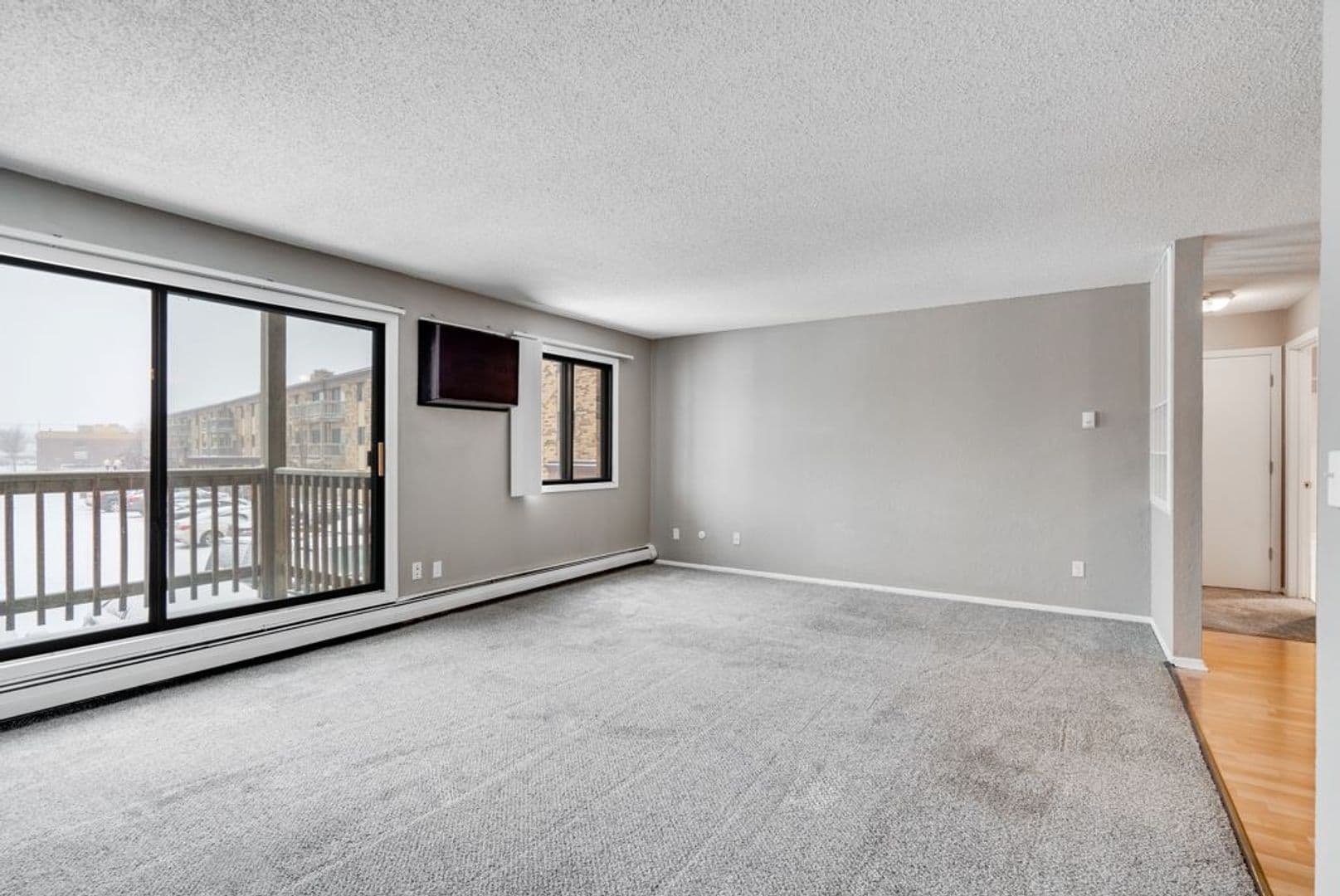St. Paul Apartment: 99 W. California Ave. #103