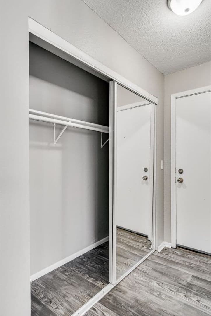 St. Paul Apartment: 99 W. California Ave. #103