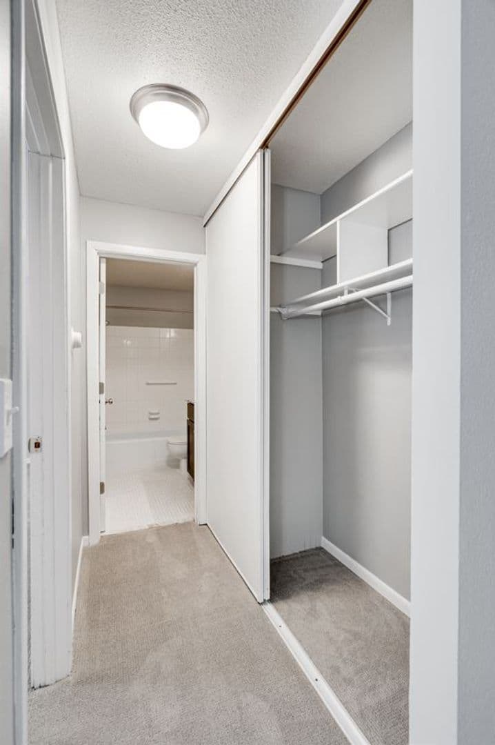 Little Canada Apartment: 180 - 210 County Road B2 E