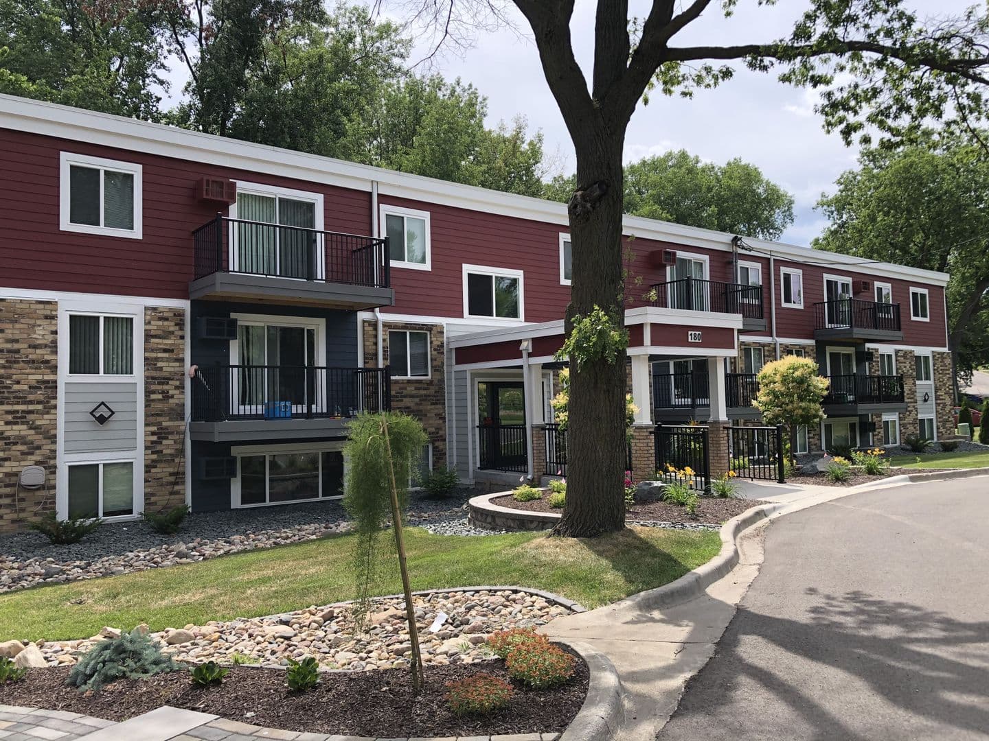Little Canada Apartment: 180 - 210 County Road B2 E