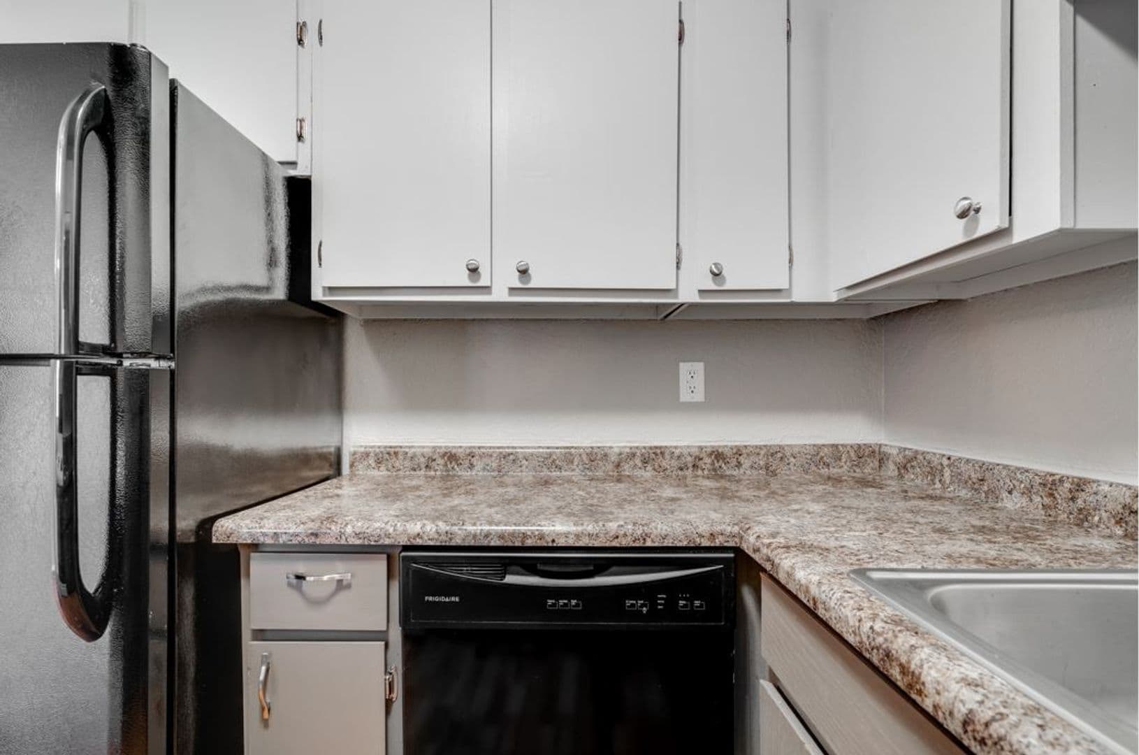 St. Paul Apartment: 99 W. California Ave. #103