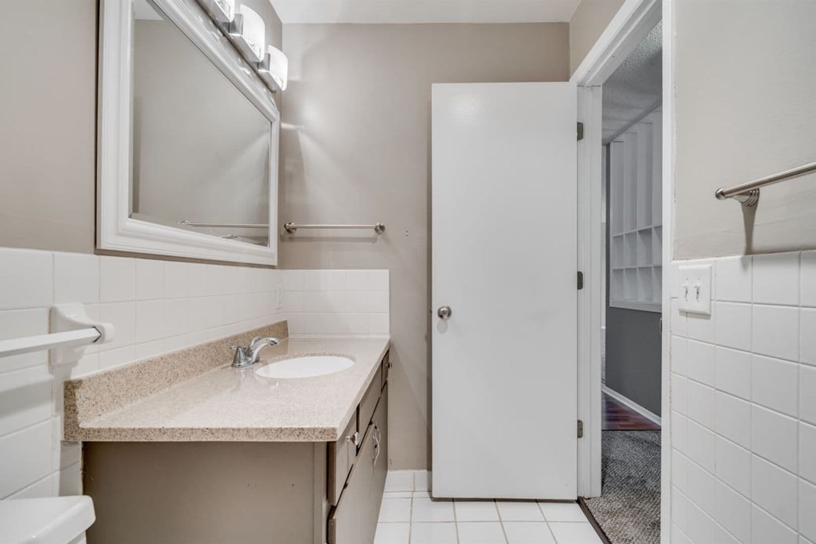 St. Paul Apartment: 99 W. California Ave. #103
