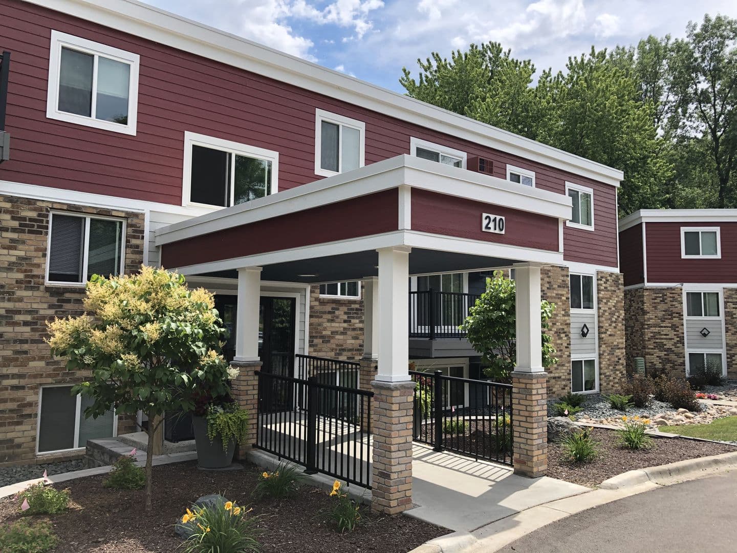 Little Canada Apartment: 180 - 210 County Road B2 E