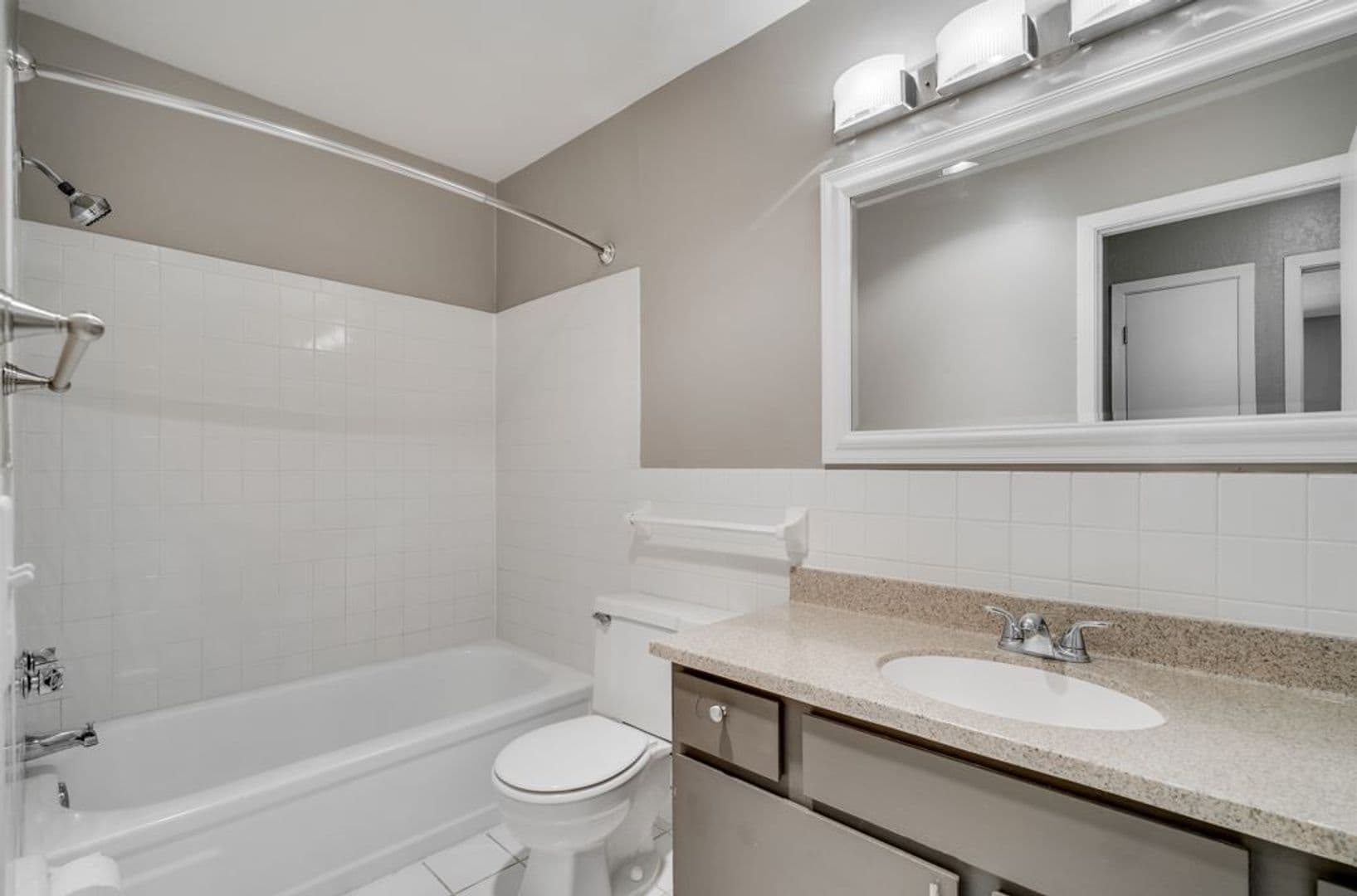 St. Paul Apartment: 99 W. California Ave. #103