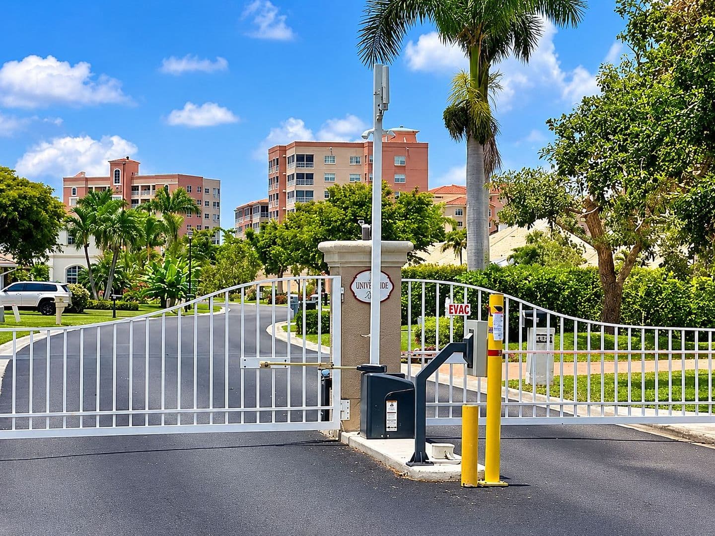 Fort Myers Condo: 14815 Laguna Dr #103