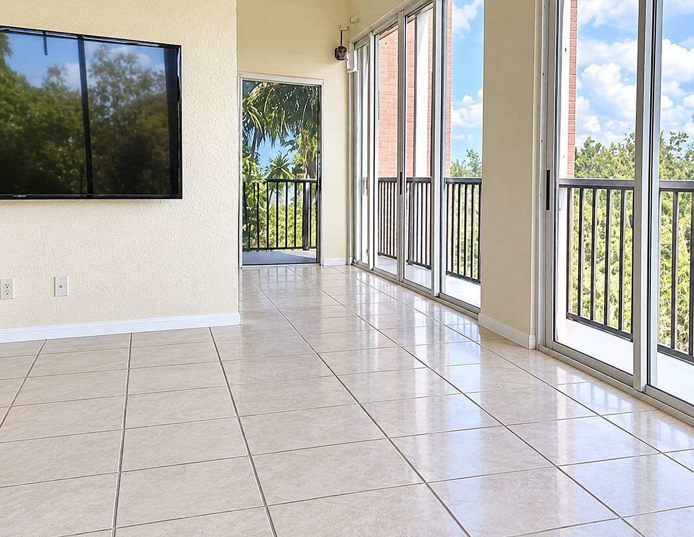 Fort Myers Condo: 14815 Laguna Dr #103