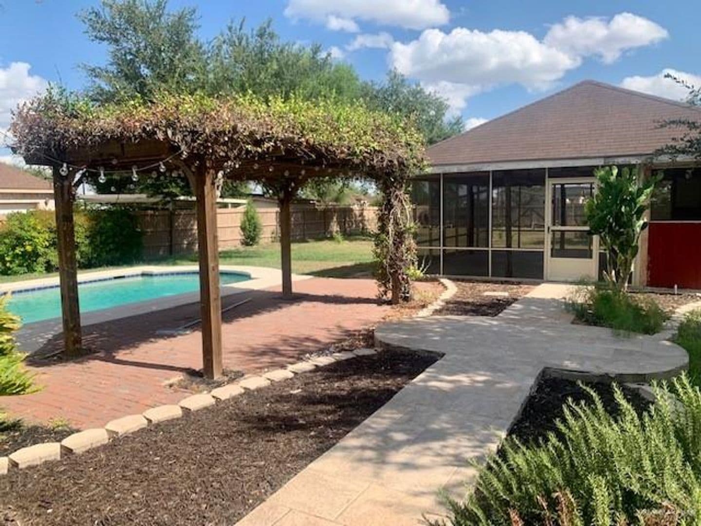 Alamo House: APEX-715 Pauli Ave