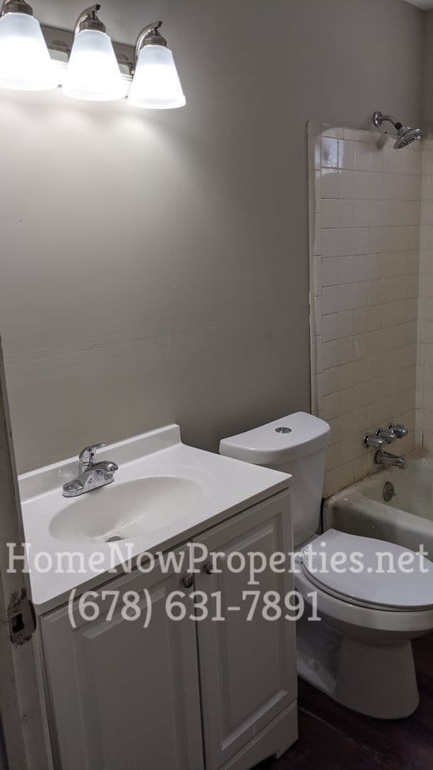 Forest Park Apartment: 417 Barton Drive