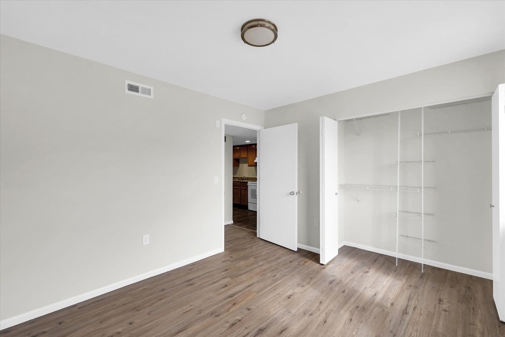 Urbana Apartment: 1102 E Colorado Ave