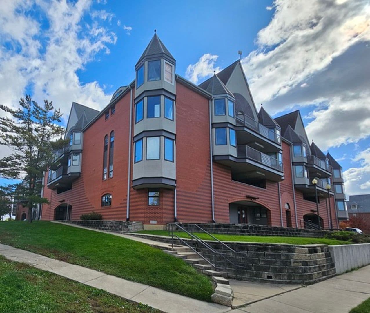 Urbana Apartment: 1102 E Colorado Ave