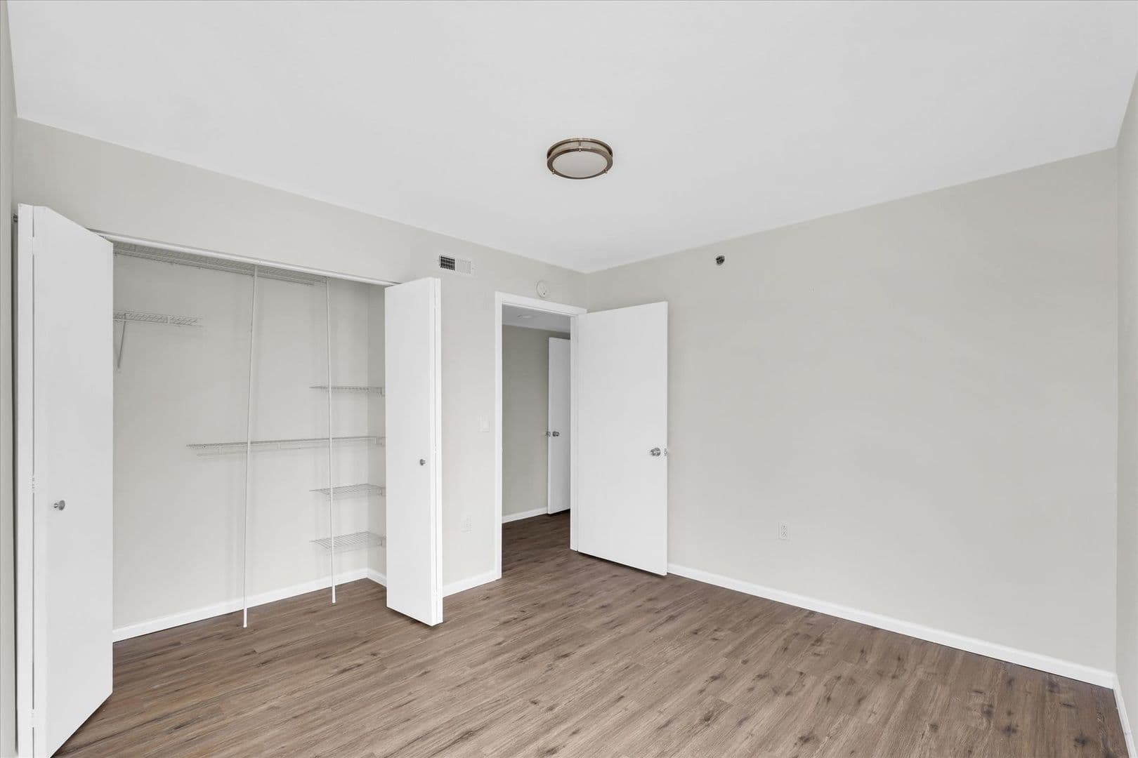 Urbana Apartment: 1102 E Colorado Ave