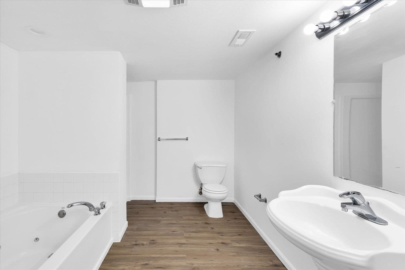 Urbana Apartment: 1102 E Colorado Ave