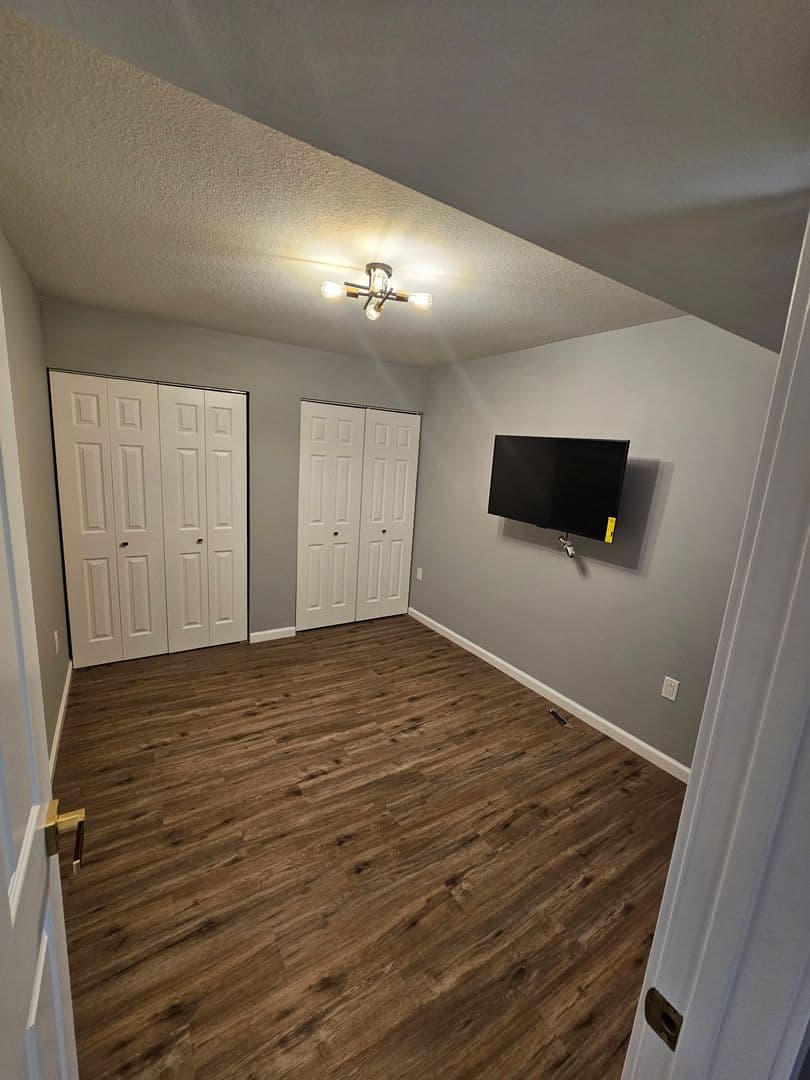 Urbana Apartment: 1102 E Colorado Ave