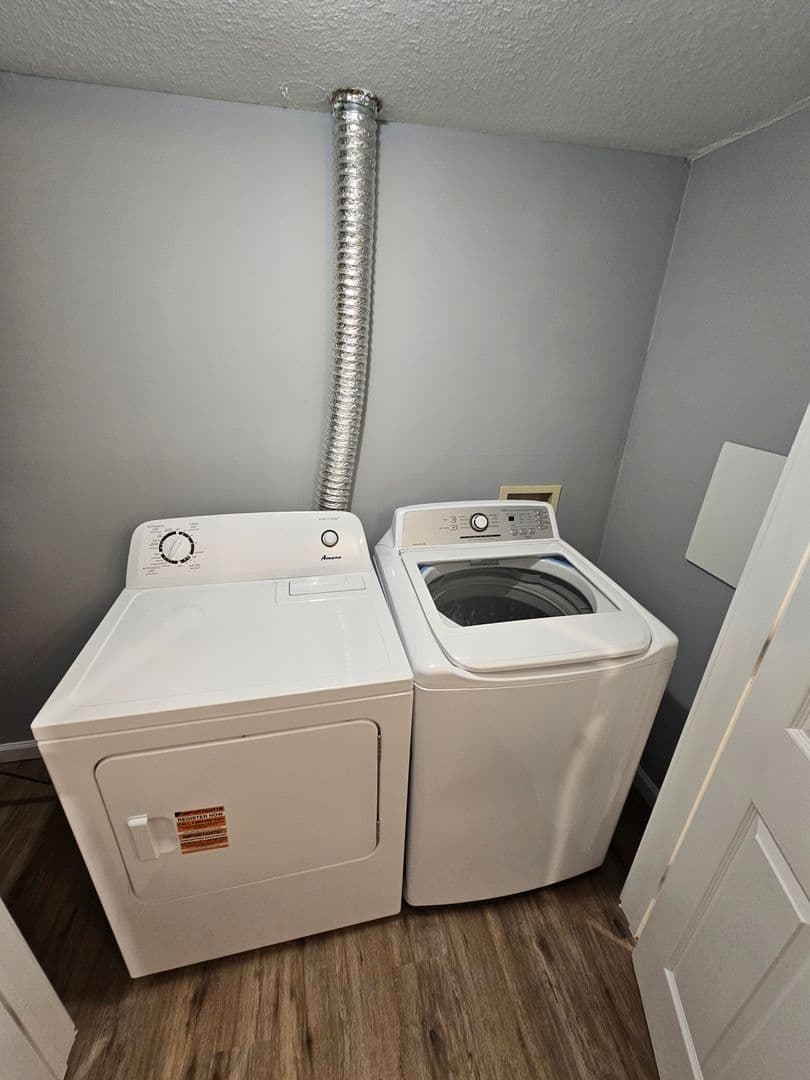 Urbana Apartment: 1102 E Colorado Ave