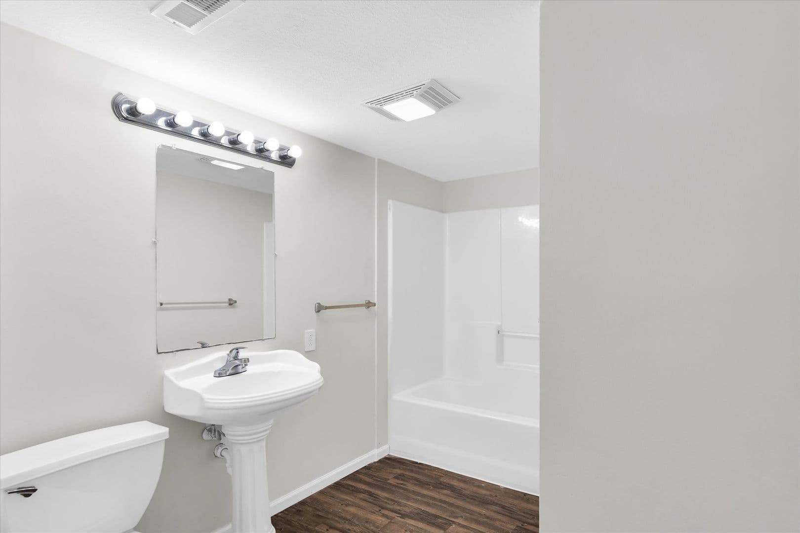 Urbana Apartment: 1102 E Colorado Ave