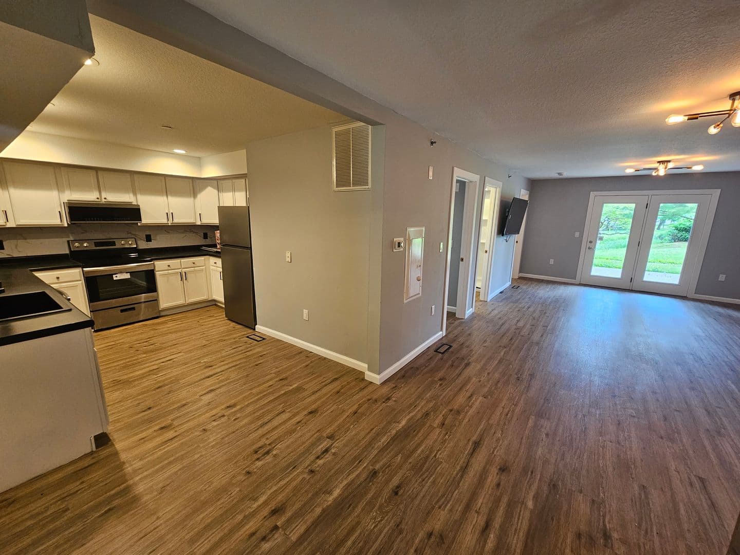 Urbana Apartment: 1102 E Colorado Ave