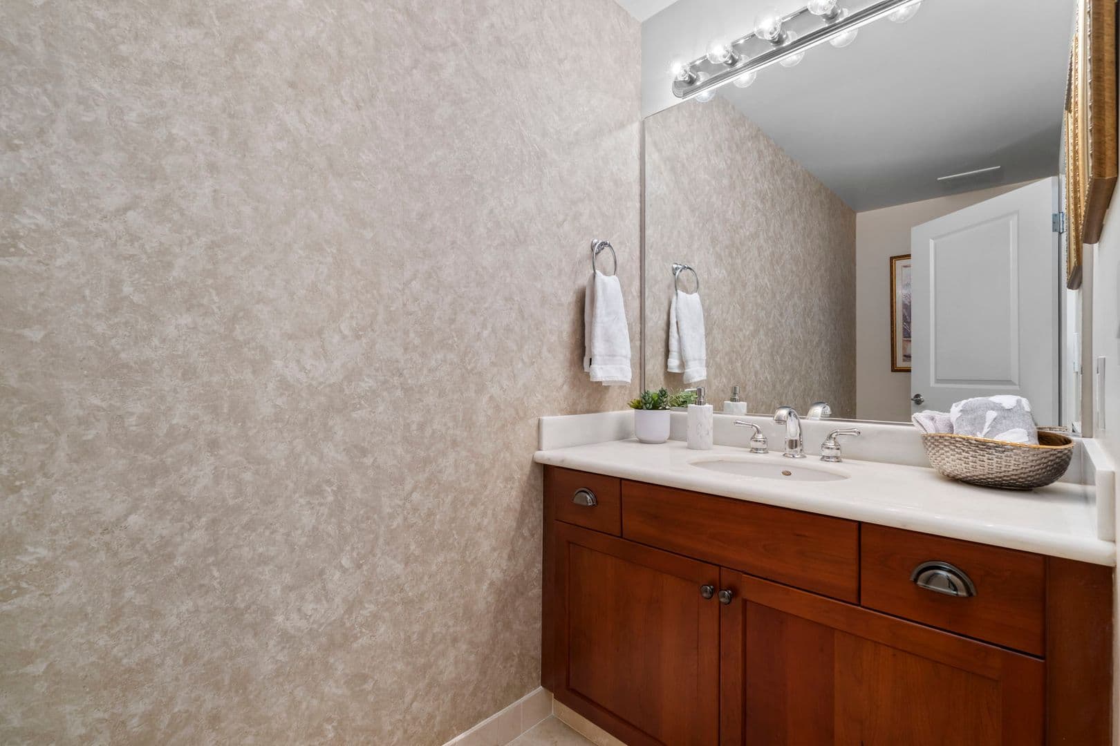 Honolulu Apartment: 343 Hobron Lane L103