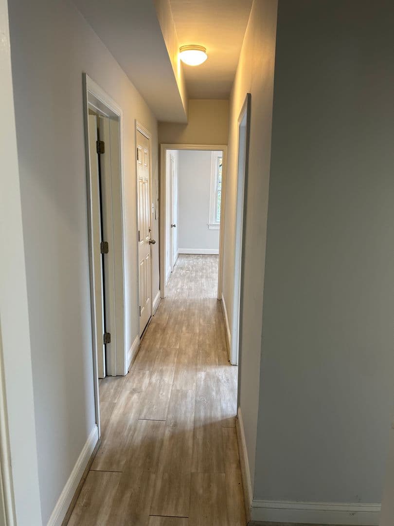 Washington Apartment: 1104 Queen St. NE