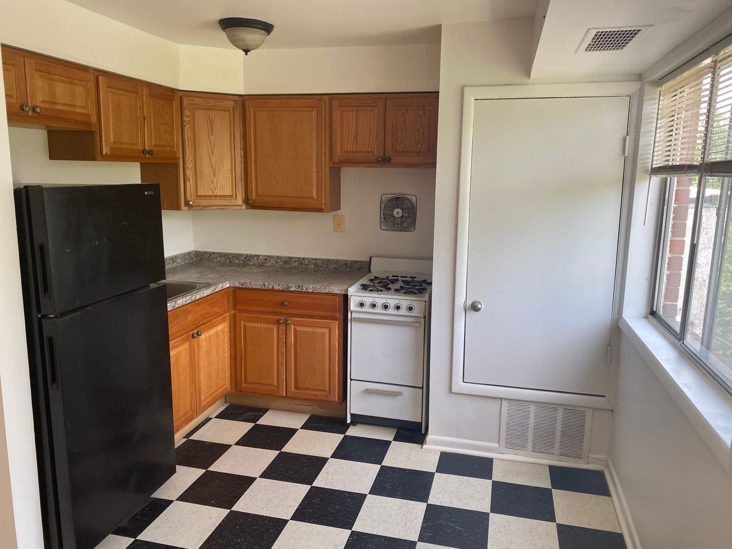 Washington Apartment: 3241 Ely Place SE