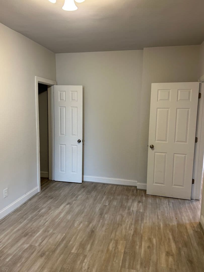 Washington Apartment: 1104 Queen St. NE