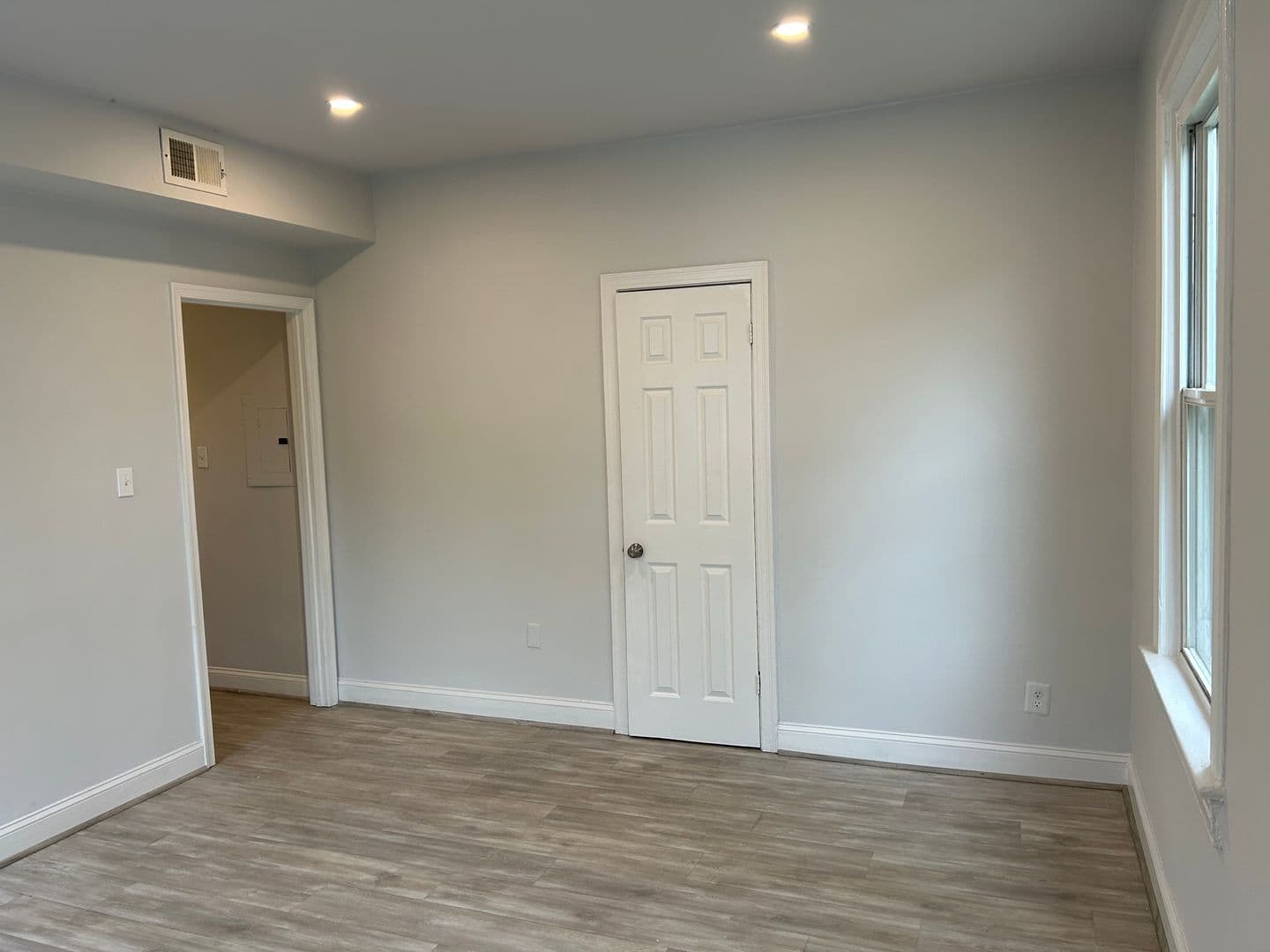 Washington Apartment: 1104 Queen St. NE