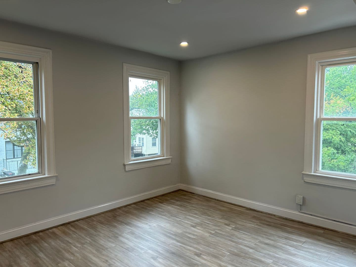 Washington Apartment: 1104 Queen St. NE