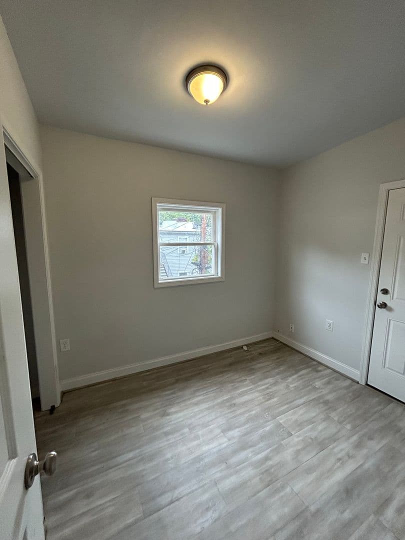 Washington Apartment: 1104 Queen St. NE