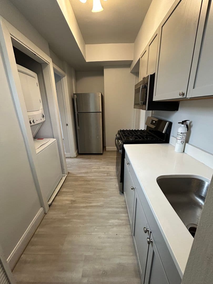 Washington Apartment: 1104 Queen St. NE