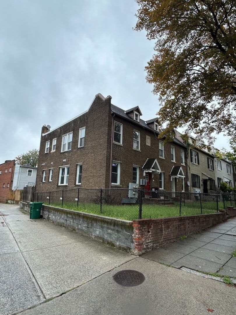 Washington Apartment: 1104 Queen St. NE