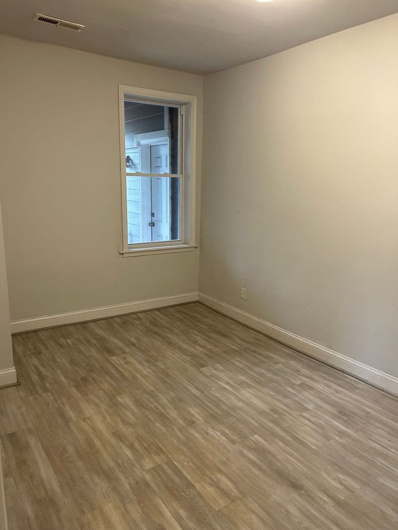 Washington Apartment: 1104 Queen St. NE