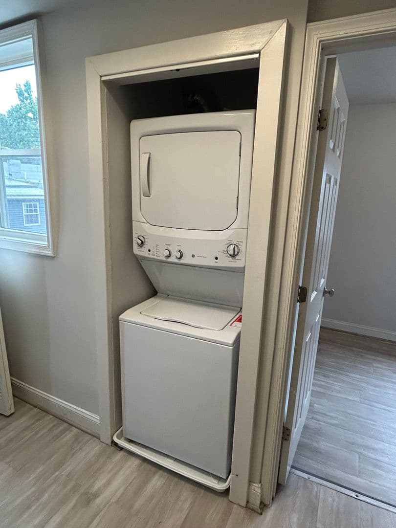 Washington Apartment: 1104 Queen St. NE