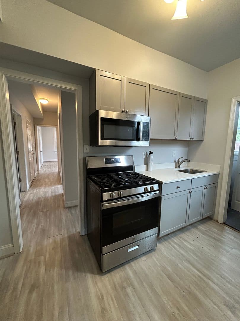 Washington Apartment: 1104 Queen St. NE