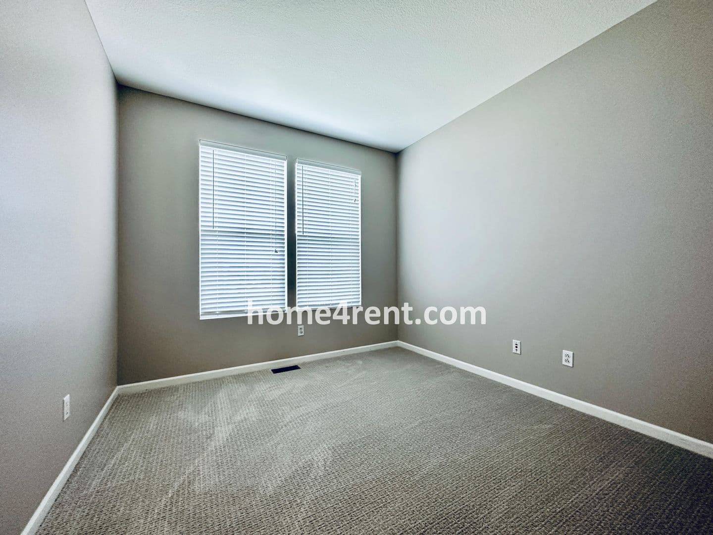 Lenexa House: 8719 Dunraven St