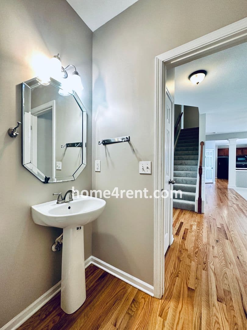 Lenexa House: 8719 Dunraven St