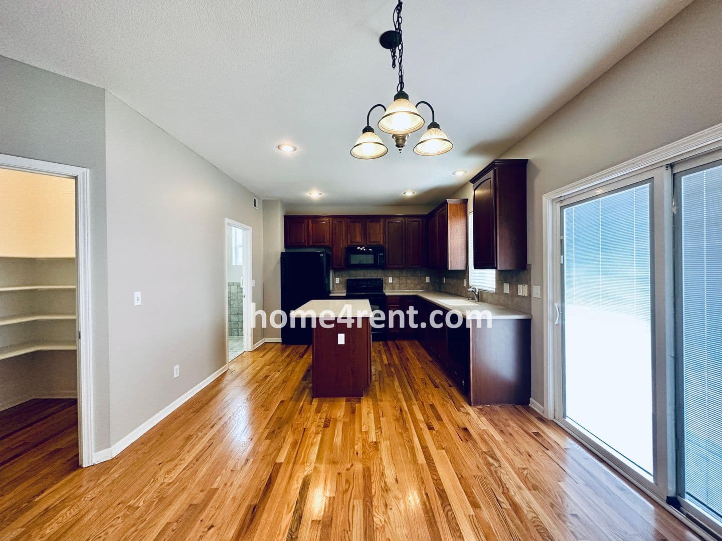 Lenexa House: 8719 Dunraven St