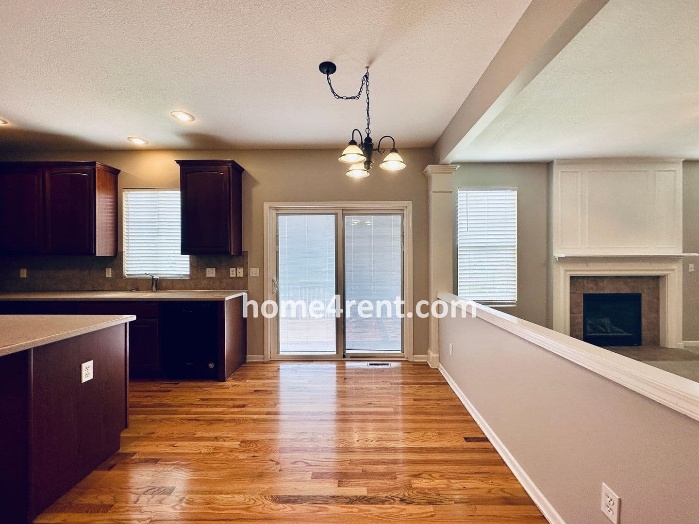 Lenexa House: 8719 Dunraven St
