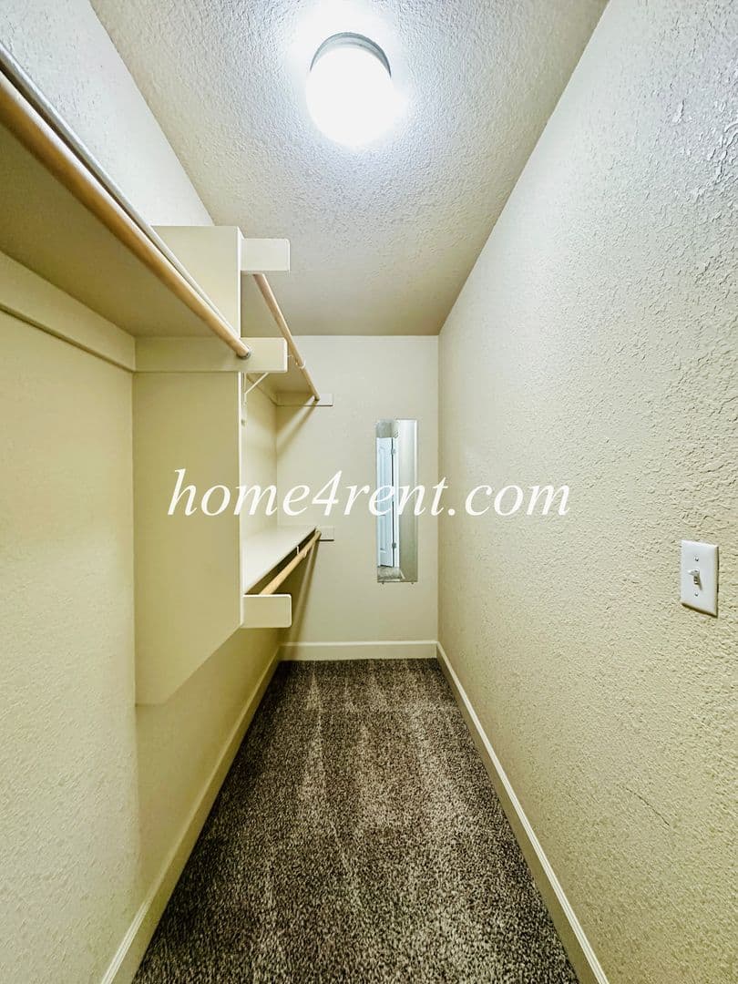 Olathe House: 11135 S Woodsonia Dr