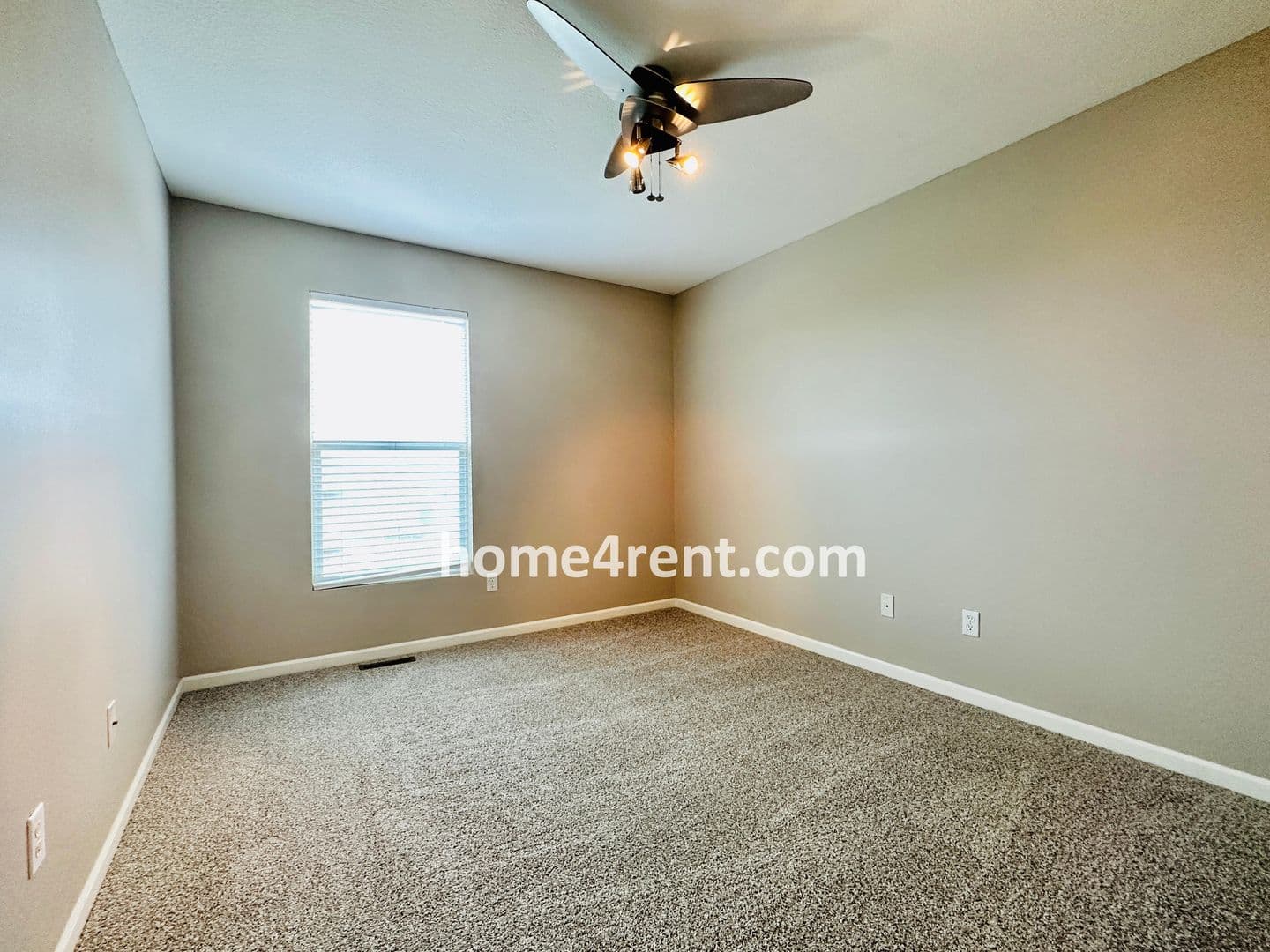 Lenexa House: 8719 Dunraven St
