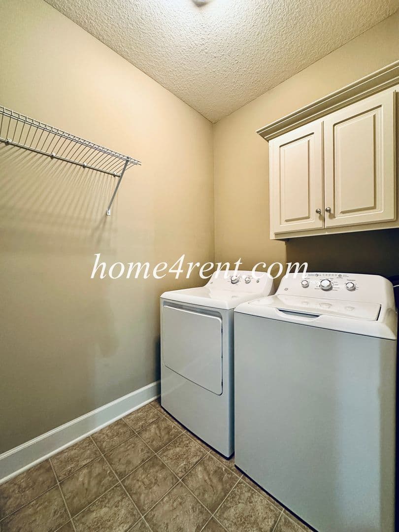 Olathe House: 11135 S Woodsonia Dr
