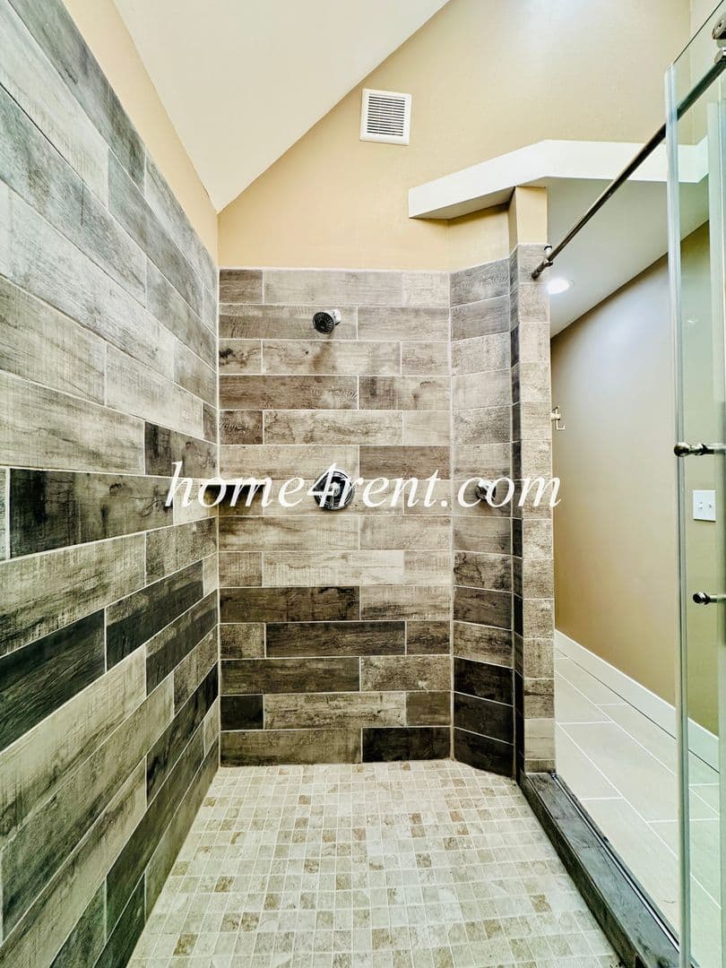Lenexa House: 15125 W 84th St