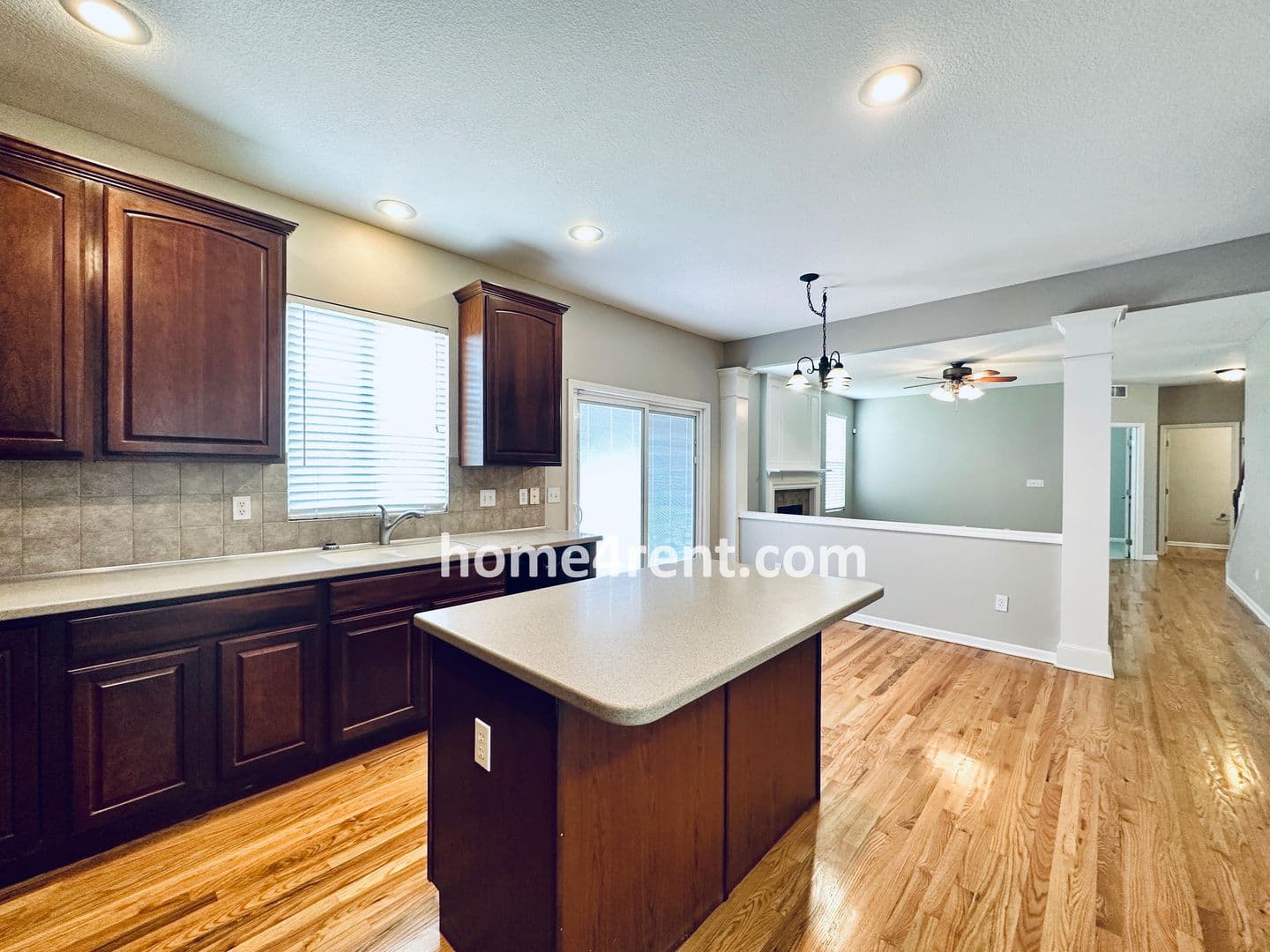 Lenexa House: 8719 Dunraven St