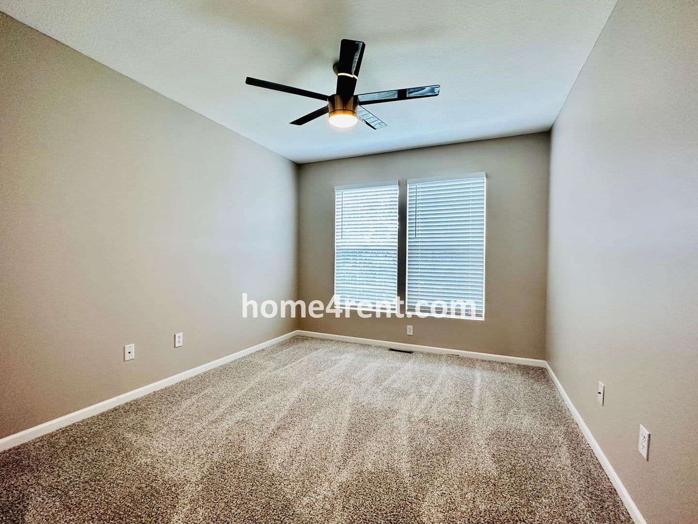 Lenexa House: 8719 Dunraven St
