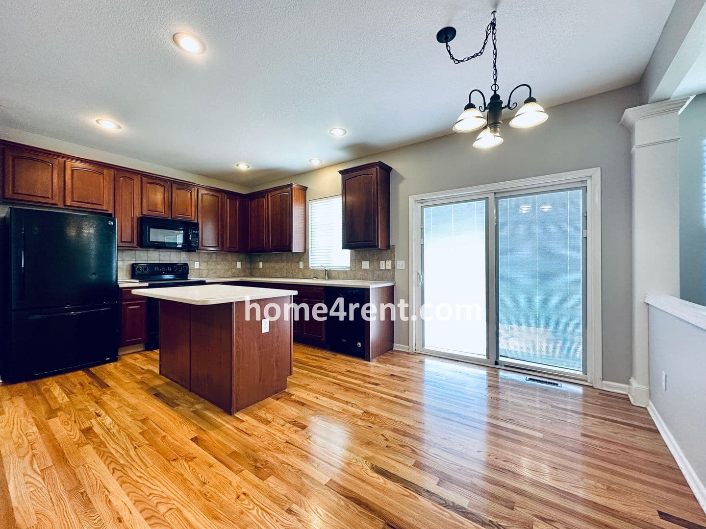 Lenexa House: 8719 Dunraven St