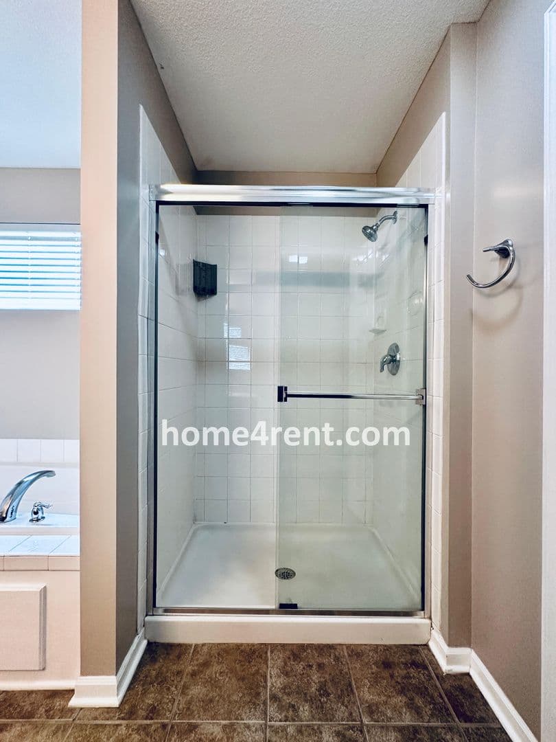 Lenexa House: 8719 Dunraven St