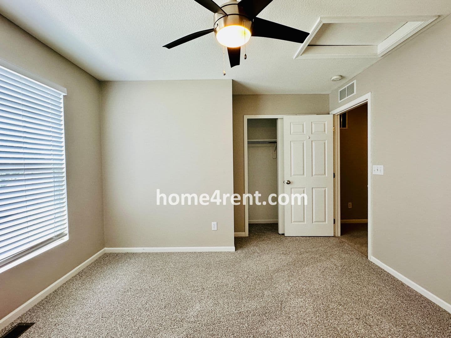 Lenexa House: 8719 Dunraven St